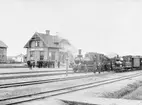 Västergötland - Göteborgs Järnväg, VGJ lok  7 och Lidköping - Håkantorps Järnväg, HLJ lok 3.
Station anlagd 1898-99. Stationshus i en och en halv våning i trä. Expeditionslokaler och bostadslägenhet renoverades 1944. Bangården har utökats i flera etapper.