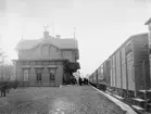 VGJ ,Västergötland - Göteborgs Järnväg
VGJ första station för persontrafiken låg vid Lilla Bommen och kallades Göteborg Västgöta. Bilden är från 1902 och visar det nybyggda stationshuset
Resgodsvagn  F