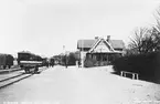 Trafikplats anlagd 1900. Stationshuset brann 1914 och stationen flyttades i samband därmed till dåvarande järnvägsrestaurangens lokaler. I nuvarande skick har stationen varit sedan 1922. En och en halv våning i trä. 1938 omändrades 2 kl väntsal till bostadslägenhet