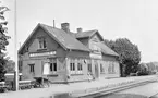 Trafikplats anlagd 1899. Stationshus i en och en halv våning i trä. 1937 företogs en utbyggnad för att skaffa plats för Pressbyråns kiosk och en bostadslägenhet.