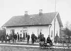 Vinninga , Stationen anlades 1874. Stationshuset, nu tvåvånings putsat, påbyggdes en våning 1920 och expeditionslokalen moderniserades 1940