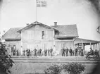 Stationen anlades 1875. En- och en halv vånings stationshus i trä. Ofullständig växelförregling