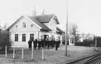 Gössäter järnvägsstation med personal framför stationshuset.