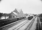 Umeå station.
Klockan är 13.43 och persontåg 2774 har ankommit från Holmsund och om 9 minuter skall det avgå mot Vännäs. Vagnarna håller på att växlas samman och längst bort på spår två håller J-loket på att växla fram resgodsvagnen F1 som skall kopplas framför resten av tåget som står vid plattformen. Vagnarna är SJ C3e 2536, SJ C3d 2178 och SJ BCo4 1737.