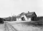 Trafikplatsen togs i bruk 1876. Mannen i den vita rocken på stationshusets trappa är stationsföreståndaren A J Svedlund.