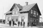 Skärblacka järnvägsstation med personal framför stationshuset.