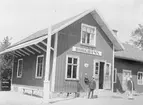 Borghamn järnvägsstation. personal framför stationshuset.