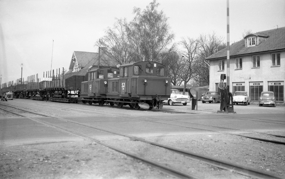 Statens Järnvägar SJ Z4p 256 framför Z4p 331.