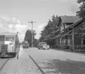 Havdhem järnvägsstation. Motorvagn vid plattform. Lastbil och personbil på plattformen.