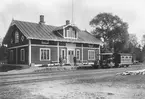 Sävsnäs Järnväg, SVJ motorvagn 1 med släp vid Gravendal station. Ombyggd från bil 1922 av fabrikat Oakland.