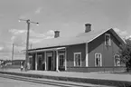 Jämshög station. Hållplats anlagd 1886. Station utmed den så kallade Holjebanan, från Holje till Sandbäck. Semaforen på plattformen har så kallade gallerverksvingar.