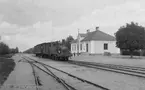 Hörviken station anlagd 1922. Slutstation på Listerbanan. Hitåt i bild är i riktning mot Sölvesborg. Loket är Blekinge Kustbanor, BKB lok 19 ursprungligen Mellersta Blekinge Järnväg, MBlJ lok 19. Tillverkningsår 1901.