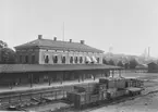 Karlshamn station byggd 1872-74. Blandade godsvagnar med följande littera:
KWJ 290, MBlJ 738, MBlJ 679, MBlJ 659.
MBlJ: Mellersta Blekinge Järnväg
KWJ: Karlshamn Vislanda Järnväg