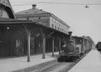 Karlshamn station. Loket är Karlshamn-Vislanda-Bolmens Järnväg, KVBJ lok 12 