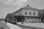 Karlshamn station. På spåret väntar Karlshamn-Vislanda-Bolmens Järnväg, KVBJ lok 14 med tåg. 1908 före detta KWJ lok 14, 1927 ombyggt till axelföljd 1C1T, 1943 SJ S5r 4030. Loket tillverkades 1907, slopades och skrotades 1962.