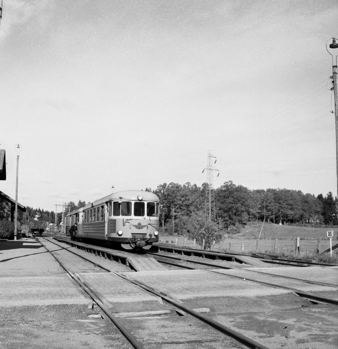 Statens Järnvägar, SJ Y motorvagnståg YBo5t med släp UDFo13t vid Hemsjö station.