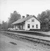 Målaskog station anlagd 1878. En Volvo Amazon är parkerad vid husgaveln.