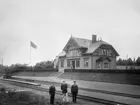 Stationsinspektor Axel Skoglund med övrig personal vid Urshult station.