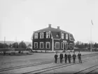 Stationsinspektor J. Lengqvist med flera poserar vid Virserum station.