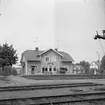 Åseda station. I höger bildkant syns en del av en så kallad vattenhäst. Sådana användes förr till att fylla på vatten i ånglok.