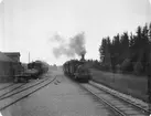 Lok med personvagnar tillhörande Statens Järnvägar, vid Igelstorp station.