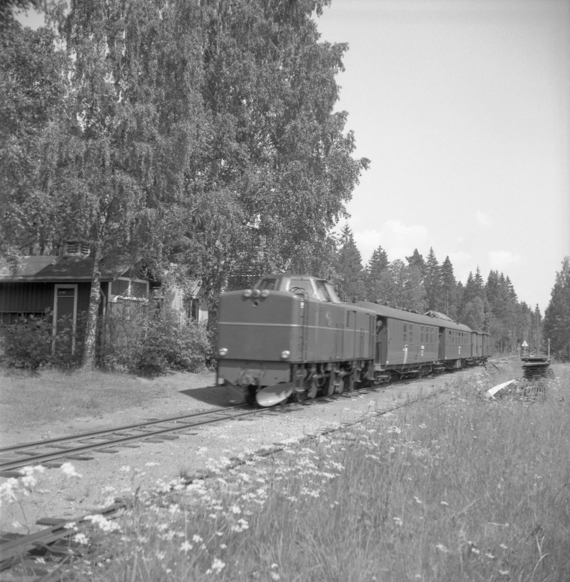 Statens Järnvägar, SJ Tp 3518 med tåg.