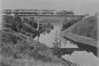 Södra Dalarnes Järnväg, SDJ lok 9 med persontåg på bron över Nåsån.
Linjen mellan Djuphällen och Hedemora.