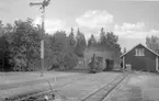 Jönköping-Gripenbergs Järnväg, JGJ ånglok 7 med tåg, vid Brötjemark station. Loket tillverkades av Motala Verkstad 1906.