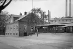 Stationen sedd från gatusidan. I bakgrunden Cementfabriken.