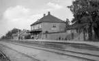 Station, öppnad 1875. Stationshuset, två våningar i tegel, uppfört 1918. Järnvägen elektrifierades 1943.