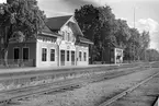 Station, anlagd 1879. En- och enhalvvånings stationshus, moderniserat 1944.
Järnvägen elektrifierad 1941.