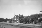 Stationen, anlagd 1906. En- och en halv vånings stationshus i trä.