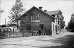 Stationen, anlagd 1880. Tvåvånings putsat stationshus. Staketet på bilden är ett så kallat idealstaket. Staketet kunde rullas ihop och var främst avsett för tillfälligt bruk men sattes även upp permanent.