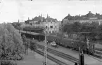 Stationen. Stationsbyggnad klar 1877. Arkitekt Spierling. Påbyggd med en våning och en annexbyggnad 1901. Arkitekt Cronstedt.