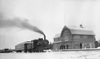 Stationen, anlagd 1907. Orsa-Härjedalens Järnväg, OHJ 3 56 vid stationen. Loket tillverkades 1906.