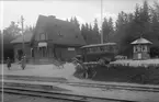 Stationen. Buss på linjen Väddöbacka-Elmsta--Häverösund-Grisslehamn står parkerad vid stationen.