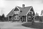Station anlagd 1915. En- och enhalvvånings stationshus i trä. Expeditionslokalerna och väntsalen moderniserades 1947.