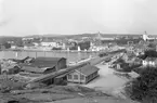Vy över Södra hamnen med bland annat Stadshotellet och järnvägsstationen. Stationen öppnades för trafik 1903.