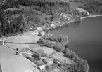 I förgrunden syns det gamla officersbostället Finnarp. Närmast i bild paviljongen och huvudbyggnaden. Till vänster arrendators-bostad, ladugård och uthus. Vid viken av sjön syns handels-fastigheten Sjövik, som etablerades 1898. På 1930-talet drevs här mejeri. Mellan Finnarp och Sjövik skymtar Bunns snickeri, som hade ett 10-tal anställda. Första huset till vänster utmed vägen är godsmagasinet till Gripenbergsbanan och därefter till höger ligger Bunn stations stationshus. Bakom magasinet ligger backstugan Sjöaslätt, som byggdes på 1830-talet. Ladugården är ombyggd till samlingslokal. Nästa vita hus är backstugan Sjöbo och nästa större vita hus är Bunnsholm, som hade telefonstation. Sista vita hus är Bunnsdal, som byggdes 1947. Så kortet är taget efter 1947.