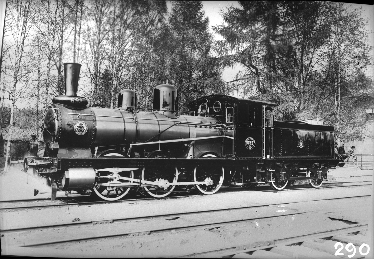 Cirkelformad loktillverkarskylt. Kanten längst ut är gulfärgad och i relief. Efter kanten finns texten: "VAGN-&MASIKFABRIKS-A.B. FALUN 1901" i en guldfärg och i relief på ljusblå botten. Mitt på finns en guldfärgad cirkelformad linje i relief. I cirkelformen finns ett svart ånglok sett framifrån med ånga som kommer ut från skorstenen. Bilden är i relief och botten är röd. Under ångloket finns: "No 1" i guldfärg och relief. 

Historik: Skylten är troligtvis en kopia på skylt till ångloket Ka 693 (se Jvm 20818:1).
