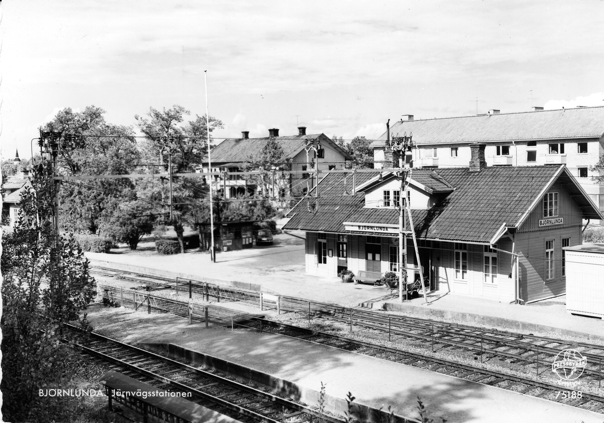 Björnlunda järnvägsstation från spårsidan.