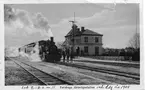 Järnvägsstation i Forshaga.
Stationen anlagd 1902.
Byggnaden i två våningar moderniserades 1946.
Smalspår 891mm
Vid järnvägsspåret mellan Deje och Skoghall