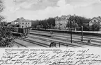 Järnvägsstation i Frövi.
Stationshuset öppnade1857
Järnvägsstation till vänster, järnvägshotell i mitten och en handelsbod 
till höger i bilden.
Övergick till SJ 1900