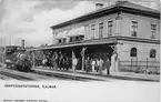 Järnvägsstationen i Kalmar. År 1872 öppnades denna bandel för trafik mellan
Emmaboda och Kalmar. Denna järnvägsstation kallas Kalmar C från den 1930-05-15. Övergick till SJ 1940. År 1955 fick denna bandel eldrift. Kalmar Järnväg, KJ lok 4 