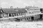 Järnvägsstation i  Katrineholm. Västra stambanan vid Katrineholm öppnades för trafik 1862. Vid järnvägsspåret mellan Gnesta och Hallsberg.
Eldrift på denna bandel kom  30.04.1926