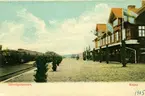 Järnvägsstation i Kiruna. Stationshuset byggdes i trä år 1900. På grund av en
brand byggdes ett nytt stationshus år 1915 i tegel. Vid järnvägsspåret mellan
Gällivare och Kiruna