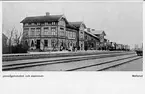 Mellerud station. I förgrunden järnvägshotellet.