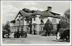 Alvesta station från gatusidan i mitten av 1940-talet. Notera kulsprutevärnen på taket.