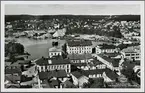 Flygfoto över Härnösand med stationsområdet i mitten.