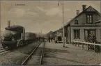 Ånglok med vagnar vid Landsbro station.